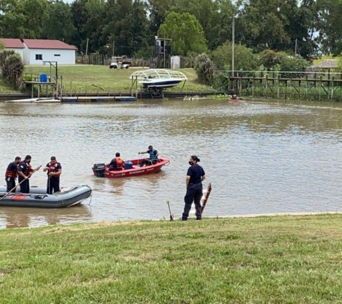 Buscan a un adolescente que se arrojó a un arroyo en un barrio cerrado de Tigre